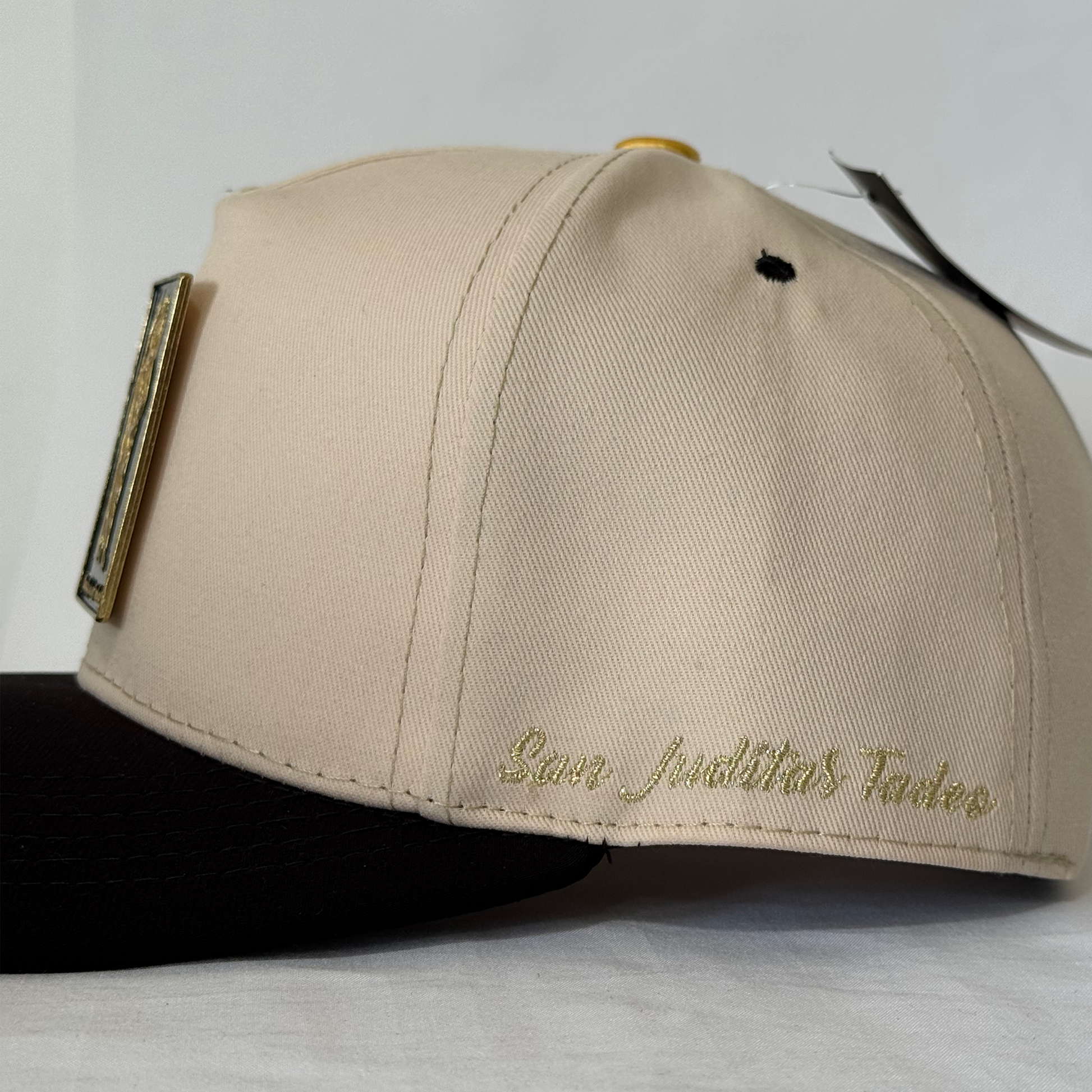 San Judas Tadeo Beige con Visera Negra