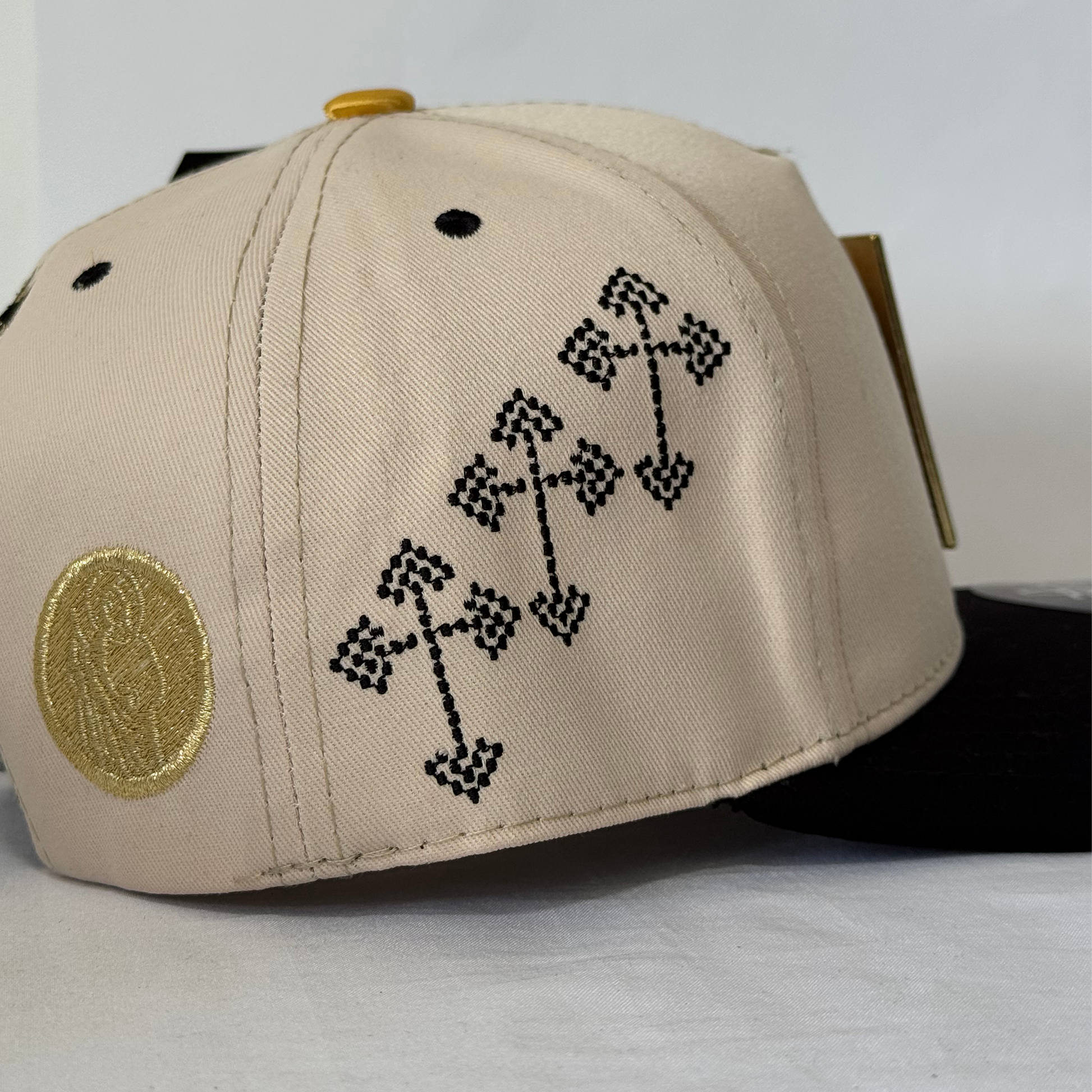 San Judas Tadeo Beige con Visera Negra