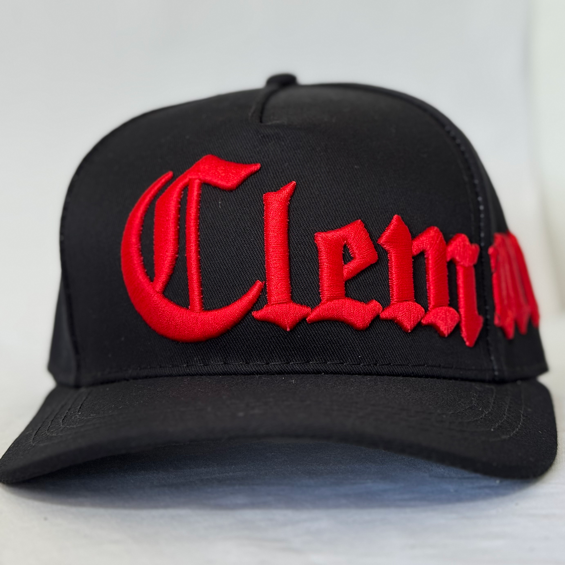 Clemont Negra con Letras Rojas
