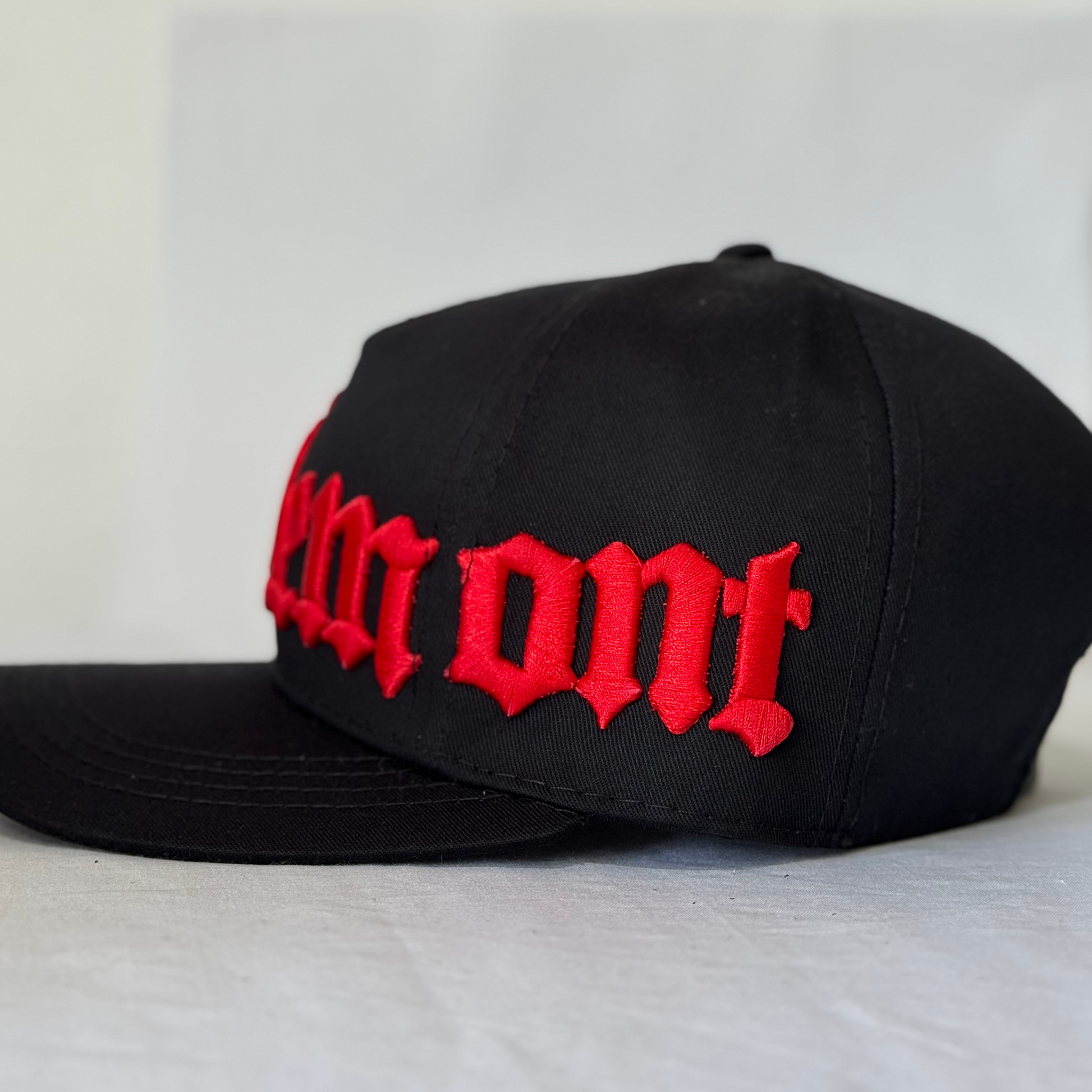 Clemont Negra con Letras Rojas