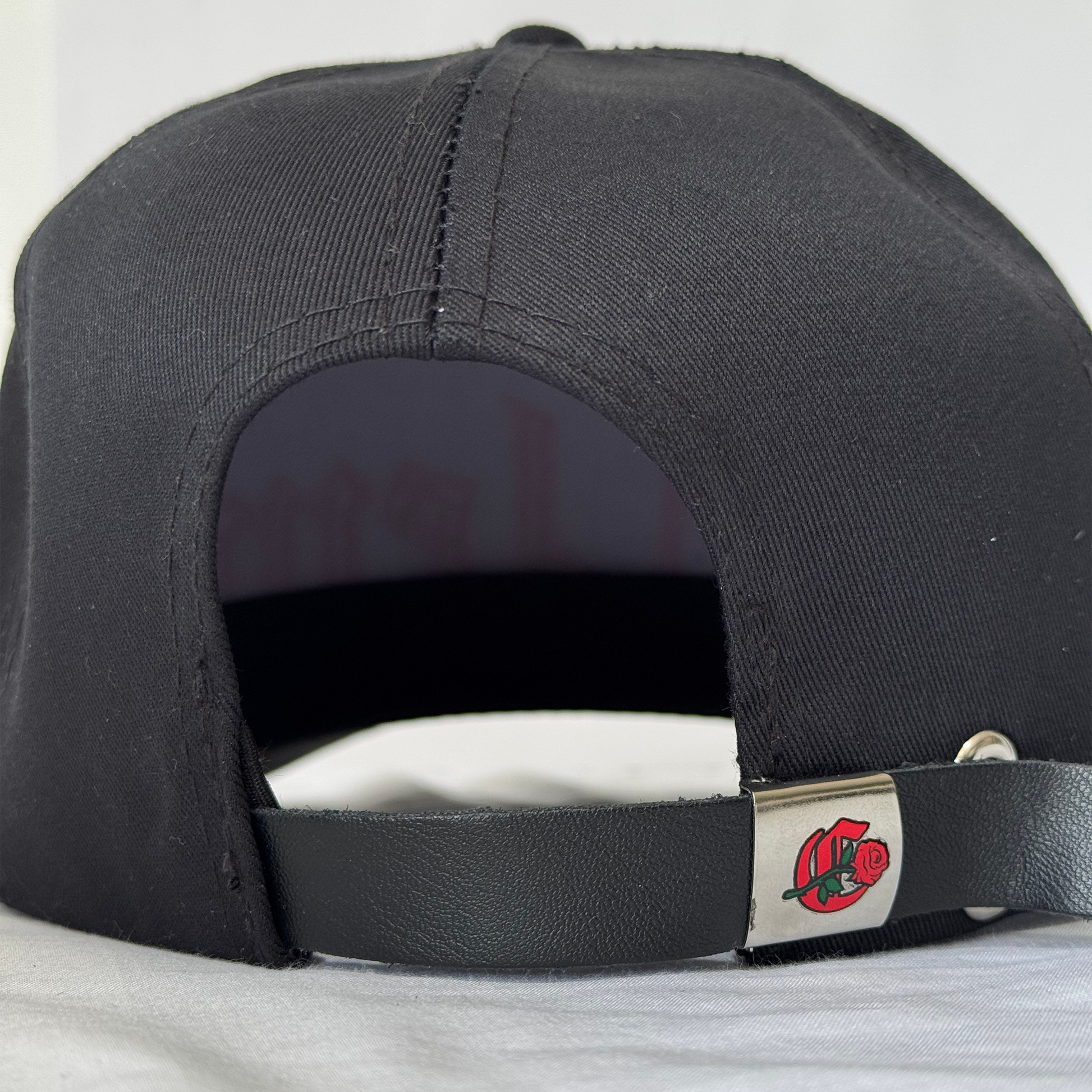 Clemont Negra con Letras Rojas