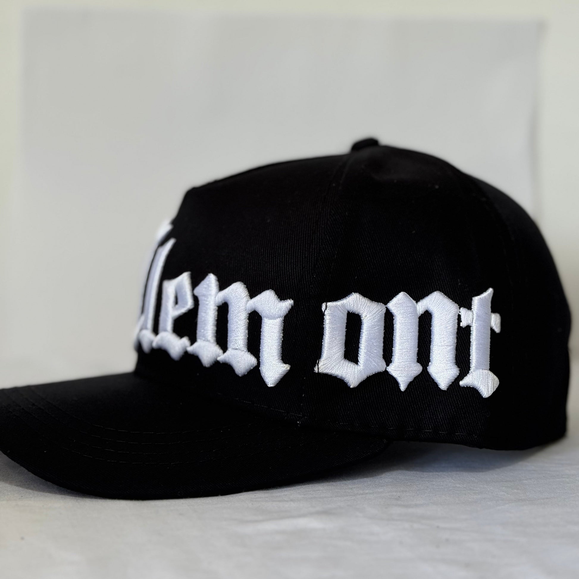 Clemont Negra con Letras Blancas